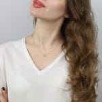 naszyjnik z zielonym kamieniem peridotem na łańcuszku typu ankier ubrany przez modelkę