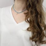 Choker z kamieni z niebieskim agatem i konikiem morskim srebrny pozłacany na szyi