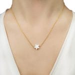 Damski naszyjnik srebrny pozłacany z gwiazdką z masy perłowej na dekolcie