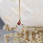 Kobiecy naszyjnik srebrny pozłacany z kamieniem księżycowym rubinem wiszący