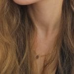 Delikatny naszyjnik pozłacany z kwarcem dymnym SMOKY DROP spoczywający na dekolcie