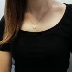 Damski naszyjnik srebrny pozłacany z masą perłową na dekolcie