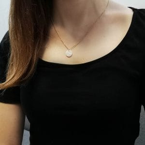 Damski naszyjnik srebrny pozłacany z masą perłową na dekolcie