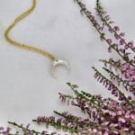 Damski naszyjnik pozłacany z masą perłową róg obfitości przy kwiatkach