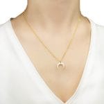 Damski naszyjnik pozłacany z masą perłową róg obfitości na dekolcie