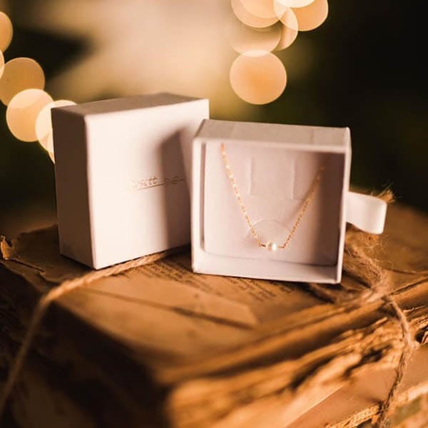 elegancki i delikatny damski naszyjnik srebrny pozłacany z perłą w opakowaniu Rosett