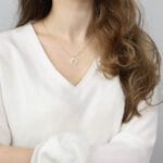 naszyjnik z masą perłową w kształcie rogu obfitości w splocie ankier ubrany na szyi