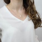 naszyjnik z masą perłową w kształcie gwiazdki ubrany na szyi