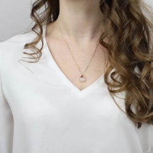 Naszyjnik z kamieniem księżycowym i rubinem srebrny pozłacany ankier założony na szyi