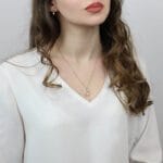 Naszyjnik z kwarcem różowym w oprawie i perełką zawieszony na szyi