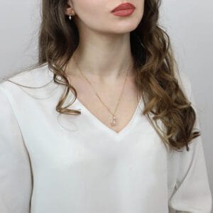 Naszyjnik z kwarcem różowym w oprawie i perełką zawieszony na szyi