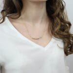 Naszyjnik z labradorytem ze srebra pozłacanego zawieszony na szyi modelki