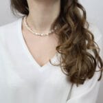 Choker z pereł założony na szyi