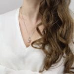 Srebrny naszyjnik z perłą, kwarcem różowym założony na szyi