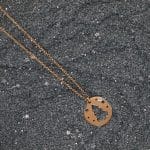 Świąteczny naszyjnik srebrny pozłacany z choinką i gwiazdami okrągła celebrytka TREE AND STARS