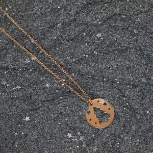 Świąteczny naszyjnik srebrny pozłacany z choinką i gwiazdami okrągła celebrytka TREE AND STARS