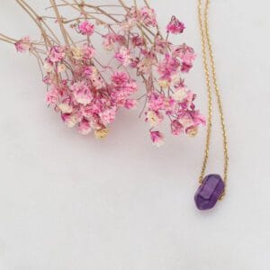 Naszyjnik z ametystem pozłacany grot na tacy