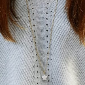 Długi minimalistyczny naszyjnik damski wykonany ze srebra pozłacanego. Na naszyjniku zawieszona jest zawieszka z masy perłowej w kształcie gwiazdy