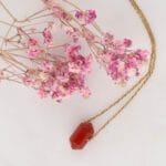 Pozłacany naszyjnik grot z karneolem na tacy