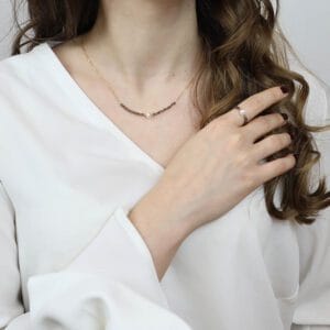 Zestaw biżuterii z perłą i kwarcem dymnym ubrany przez modelkę