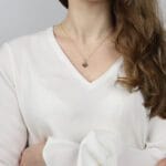 Naszyjnik z kwadratowym labradorytem w oprawie srebrny pozłacany ubrany