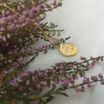 Złoty damski naszyjnik srebrny pozłącany z monetą przy kwiatku