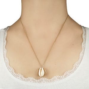 Złoty damski naszyjnik srebrny pozłacany z muszlą na dekolcie