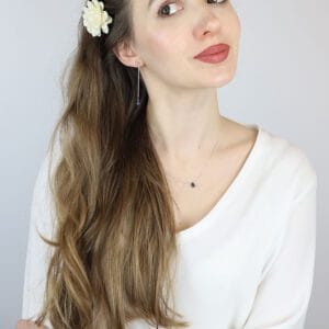 Delikatny naszyjnik z naturalnym kianitem srebrny MINI na modelce