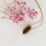 Pozłacany naszyjnik tygrysie oko grot na tacy