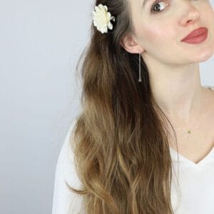 Minimalistyczny naszyjnik z perydotem srebrny MINI na modelce