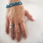 Zestaw stylowym bransoletek damskich. Bransoletki srebrne pozłacane z naturalnymi kamieniami i perłami. Dodatkowo założony pierścionek elastyczny z turkusu, kuleczek srebra pozłacanego oraz zawieszki z perłą.