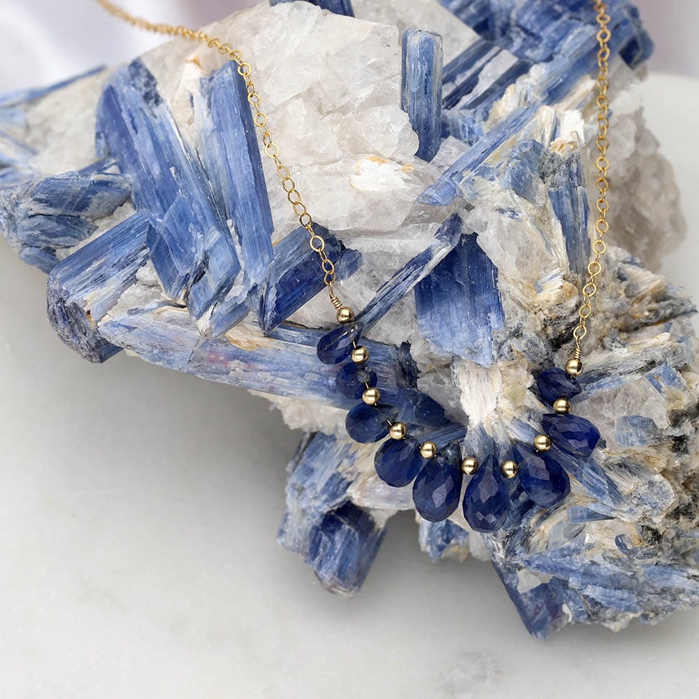 Piękny niebieski kamień to kianit. Idealny jako naszyjnik z kianitem