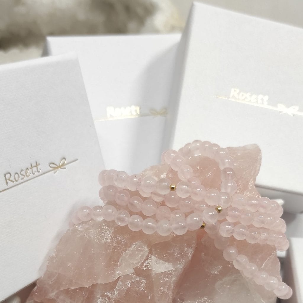 Kwarc różowy i opakowania do których pakowana jest biżuteria Rosett
