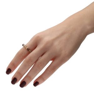 Damski pierścionek elastyczny gold filled z brązowym odcieniem agatu założony na palcu