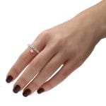 delikatny pierścionek pozłacany elastyczny z akwamarynem i gwiazdką z hematytu FROZEN założony na palec