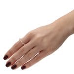 pierścionek elastyczny srebrny pozłacany z kwarcem różowym na palcu