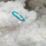 pierścionek elastyczny pozłacany z turkusem i naturalną perłą na geodzie kwarcowej