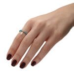 pierścionek elastyczny pozłacany z turkusem i zawieszka z perłą założony na palcu