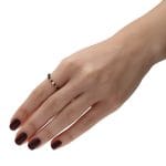 pierścionek elastyczny srebrny pozłacany ze spinelem, hematytem na palcu