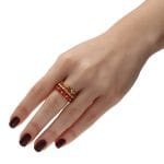 Damski pierścionek elastyczny gold filled z kwarcem, jadeitem, cyrkoniami HAPPY FALL założony na palcu z innymi pierścionkami elastycznymi