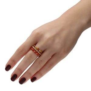 Damski pierścionek elastyczny gold filled z kwarcem, jadeitem, cyrkoniami HAPPY FALL założony na palcu z innymi pierścionkami elastycznymi