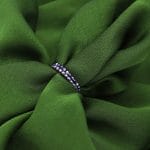 Zestaw elastycznych pierścionków z hematytu na zielonym płótnie