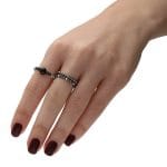 Zestaw ciemnych pierścionków elastycznych z hematytem i czarnym onyksem, założone na palce
