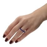 pierścionek elastyczny z jadeitem i spinelem na palcu