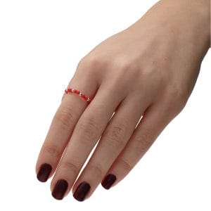 Pierścionek elastyczny z czerwonego koralu i kuleczek srebra rodowanego założony na palec