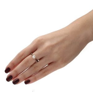 elegancki pierścionek elastyczny z naturalną perłą i kwarcem dymnym i kuleczkami gold filled założony na palcu