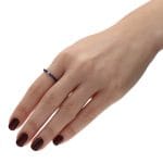 pierścionek srebrny elastyczny z lapisem lazuli DIAMOND DUST na ręce Pierścionek elastyczny z lapisu lazuli i kulką srebrną diament założony na palcu