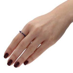 Pierścionek elastyczny z lapisu lazuli i kulką srebrną diament założony na palcu