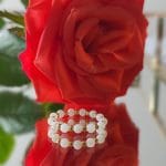 pierścionek elastyczny gold filled z masą perłową przy róży