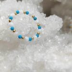 pierścionek elastyczny gold filled z masą perłową i turkusem na geodzie